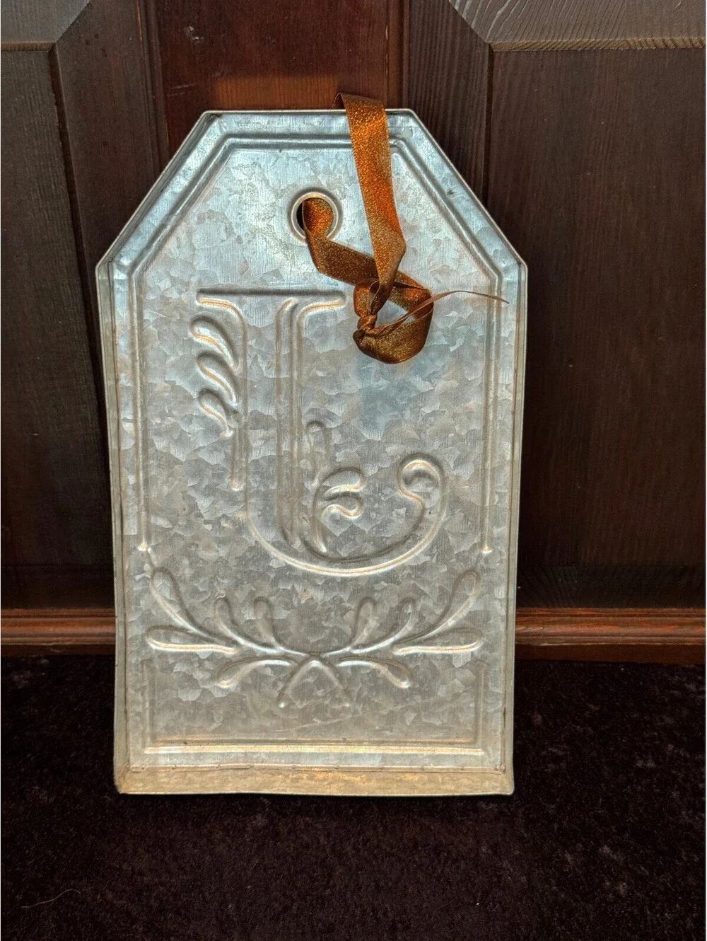 Decorative Wooden Garden Sign with Letter 'J' and Ribbon Hanger